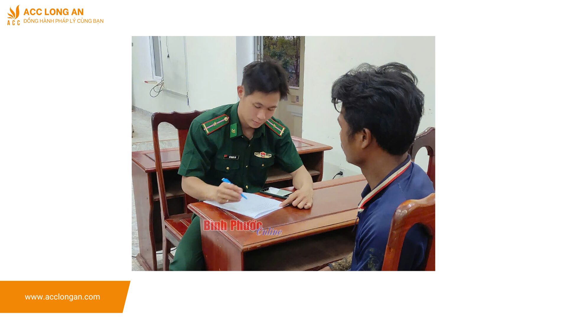 Đồn biên phòng cửa khẩu Hoàng Diệu tiếp nhận 2 trường hợp do Phòng Quản lý xuất nhập cảnh Ty Công an Mondulkiri và Công an cửa khẩu Lapakhe (Vương quốc Campuchia) bàn giao (1)